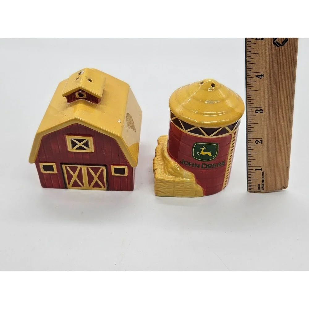 John Deere Salt and Pepper Shakers‎ Set Ceramic Barn and Silo Red Yellow Logo